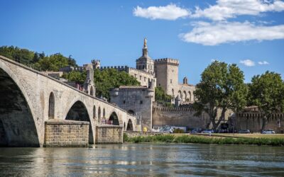Découvrez Avignon : La Cité des Papes et Bien Plus Encore ! 🎉